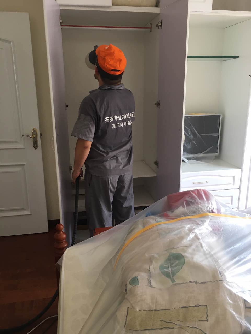 衣柜重點(diǎn)噴涂施工中 衣柜重點(diǎn)噴涂施工中