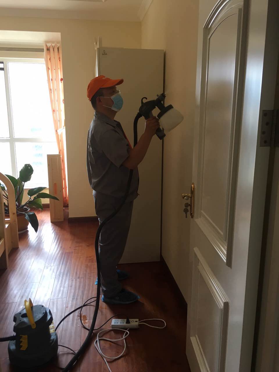 墻面重點(diǎn)噴涂施工中 墻面重點(diǎn)噴涂施工中