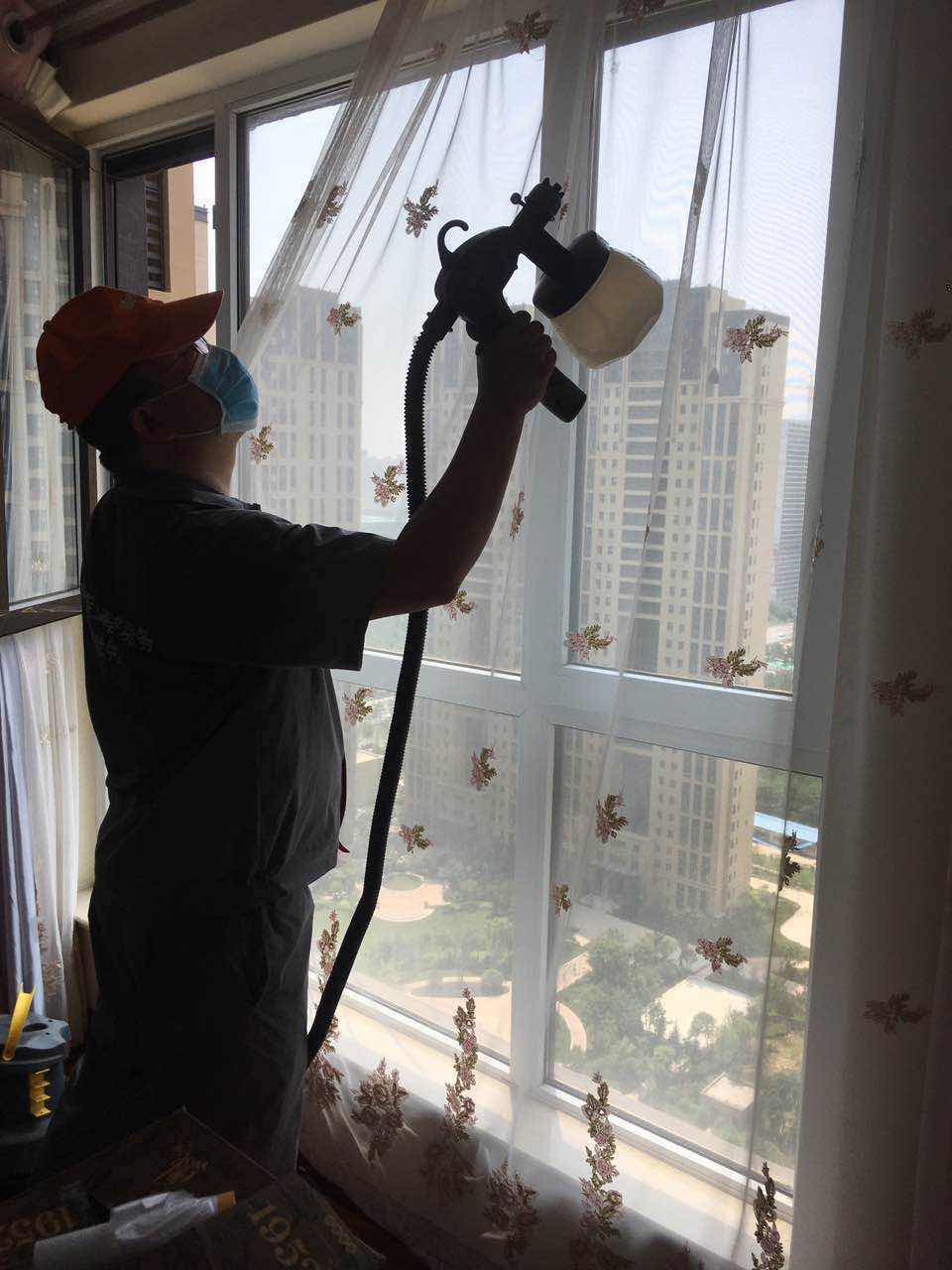 窗簾重點(diǎn)噴涂施工中 窗簾重點(diǎn)噴涂施工中