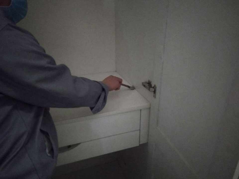 柜子接縫處刷子精細(xì)化治理施工 柜子接縫處刷子精細(xì)化治理施工